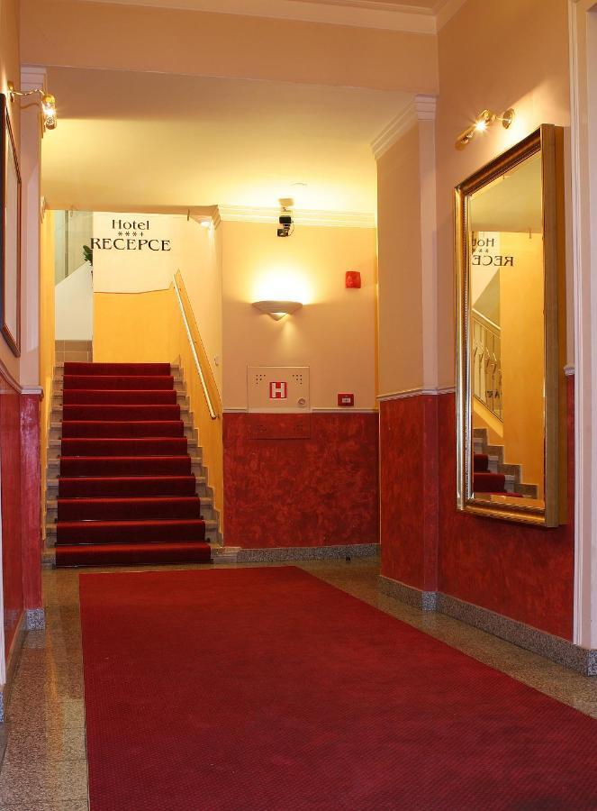 Corner Hotel U Divadla*** - Зноймо Экстерьер фото