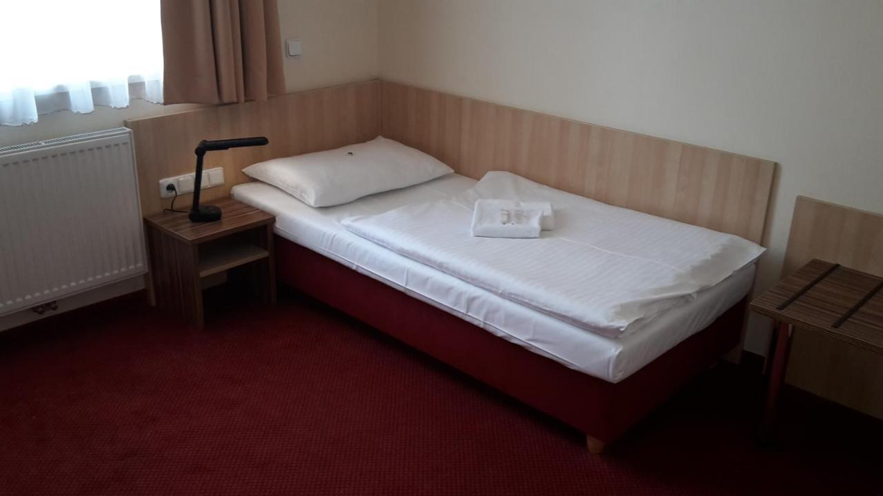 Corner Hotel U Divadla*** - Зноймо Экстерьер фото