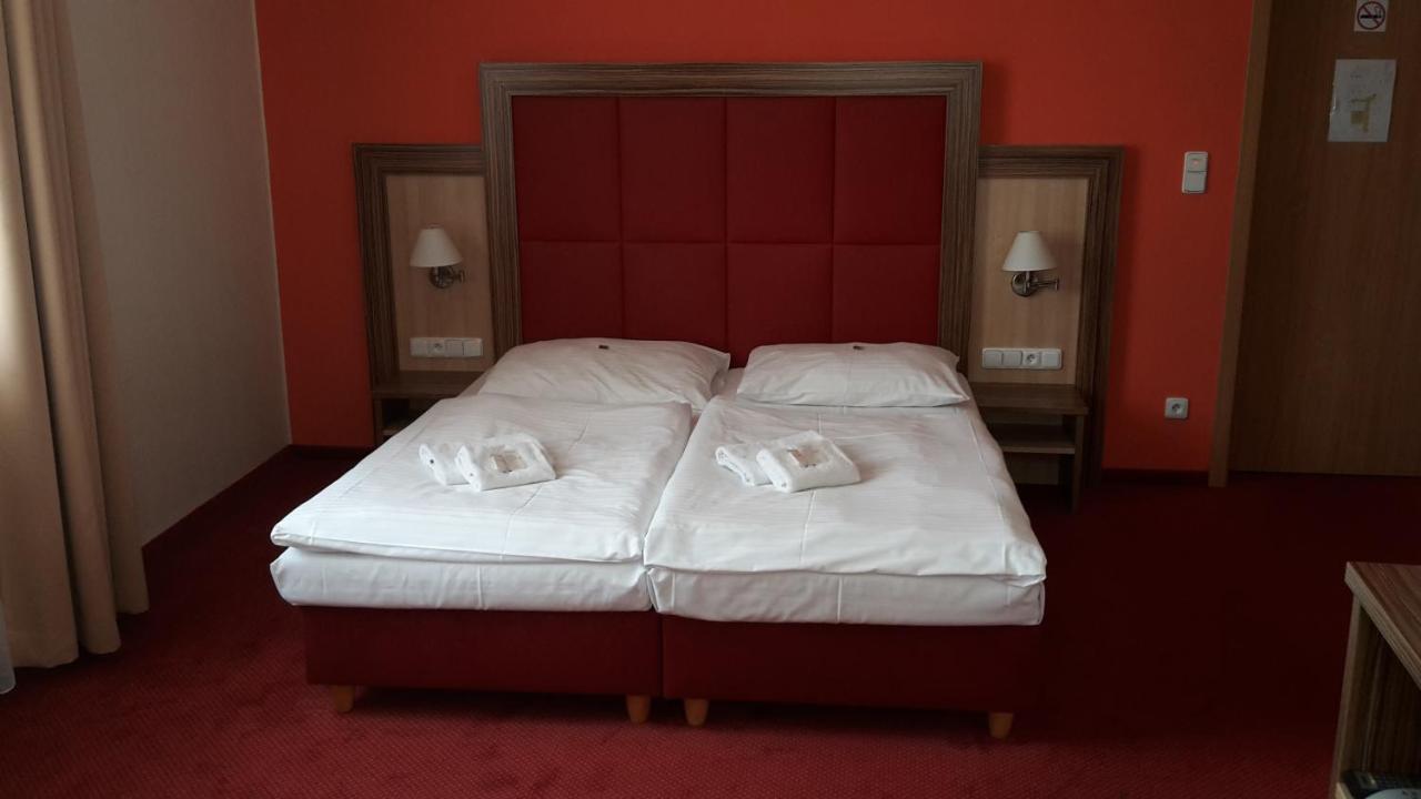 Corner Hotel U Divadla*** - Зноймо Экстерьер фото