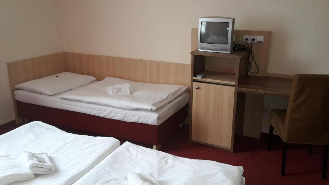 Corner Hotel U Divadla*** - Зноймо Экстерьер фото