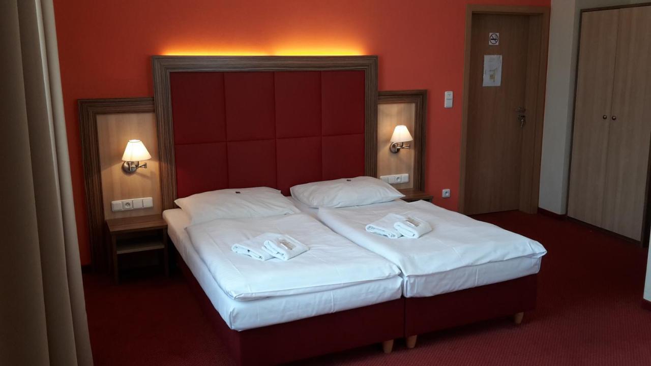 Corner Hotel U Divadla*** - Зноймо Экстерьер фото