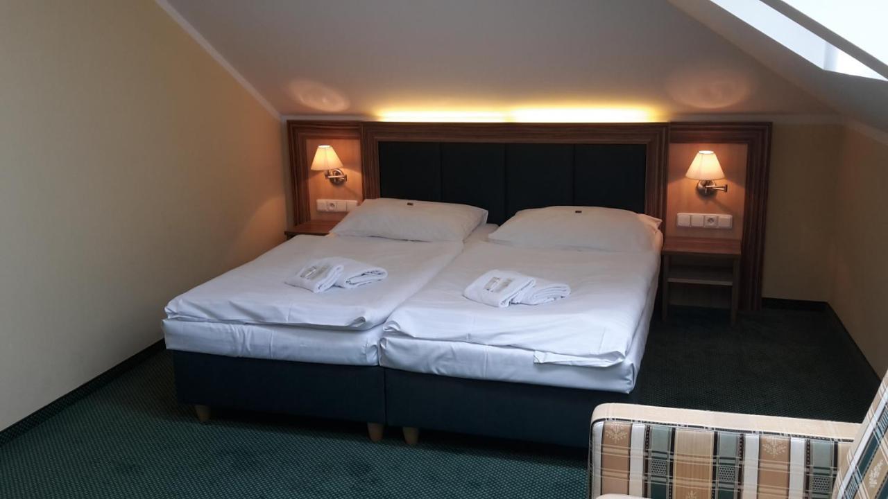 Corner Hotel U Divadla*** - Зноймо Экстерьер фото
