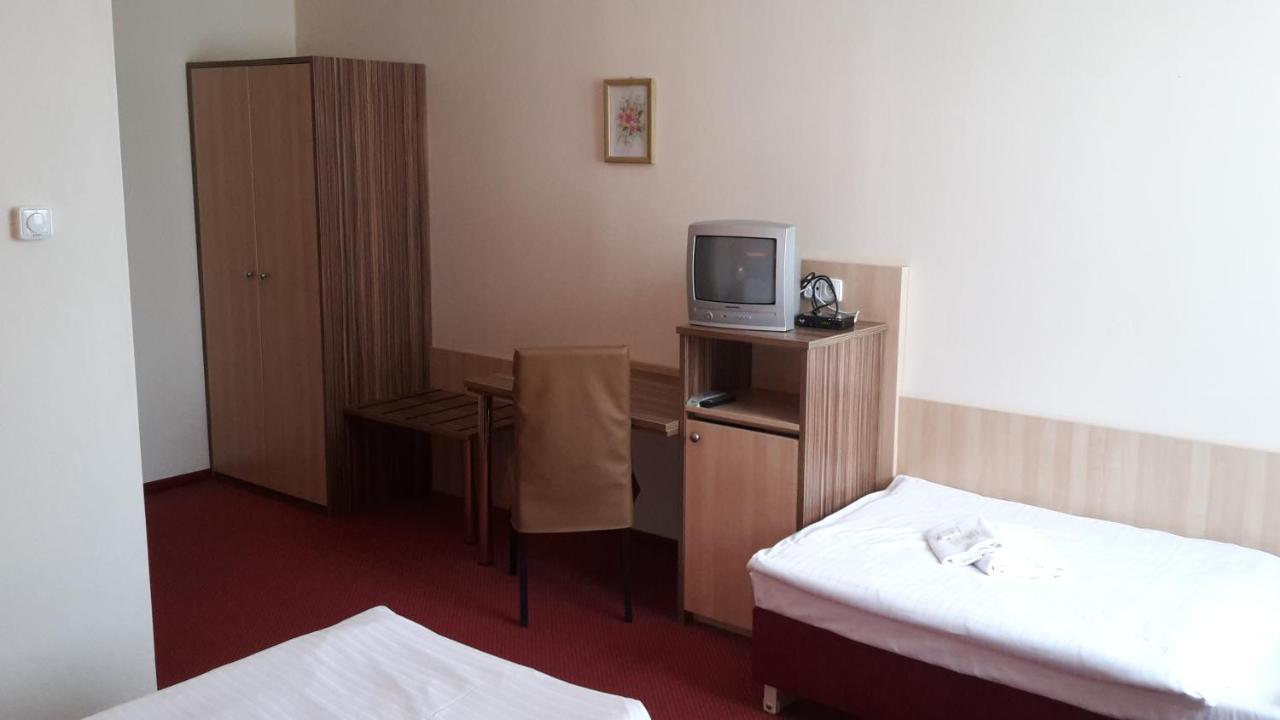 Corner Hotel U Divadla*** - Зноймо Экстерьер фото
