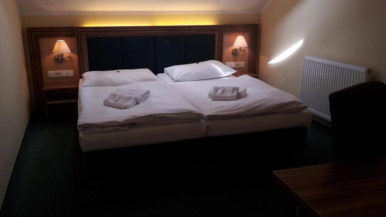 Corner Hotel U Divadla*** - Зноймо Экстерьер фото