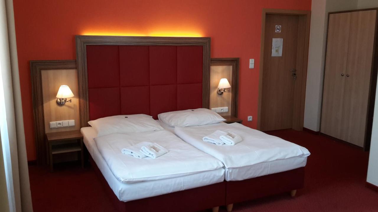 Corner Hotel U Divadla*** - Зноймо Экстерьер фото