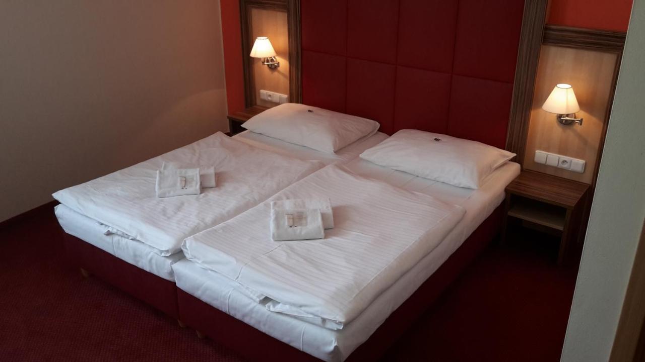 Corner Hotel U Divadla*** - Зноймо Экстерьер фото