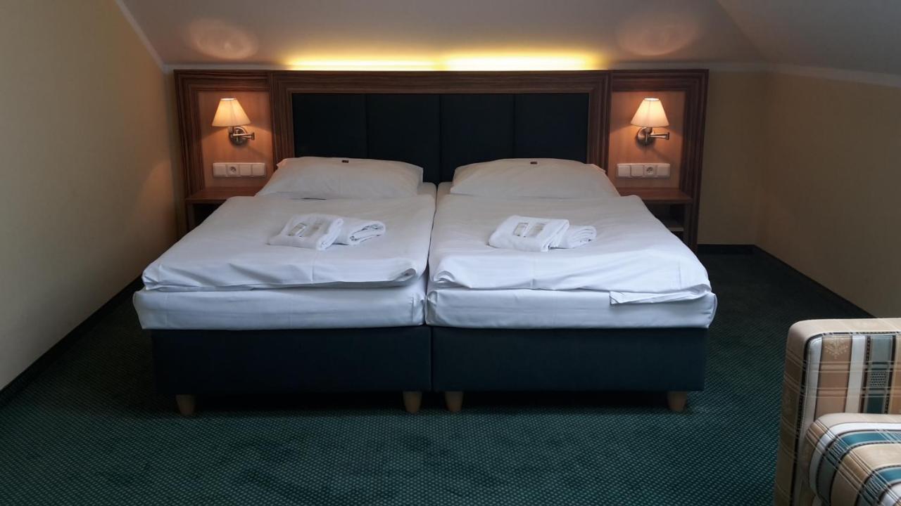 Corner Hotel U Divadla*** - Зноймо Экстерьер фото